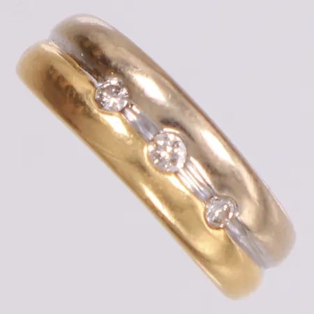 Ring med diamanter 1xca0,05ct, 2xca0,03ct, stl 16½, bredd: 3,3-6,6mm, tvåfärgad, GHA, 18K  Vikt: 3,5 g