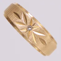 Ring med diamant 1xca0,02ct 8/8 slipning, stl 18, bredd: 3,9-7mm, 14K Vikt: 4,5 g