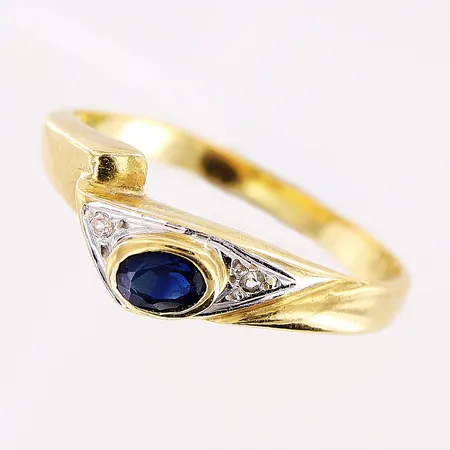 Ring, safir, vita stenar 15¾, bredd 1,5-6mm, 18K.  Vikt: 1,8 g