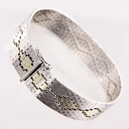 Armband, halvstelt, 19,3cm, bredd 14mm, matterad yta, silver 835/1000.  Vikt: 33,9 g