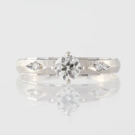 Ring med diamant ca 0.35ct , stl 16.5 mm, bred skena 1,65mm,  14k vitguld Vikt: 1,9 g