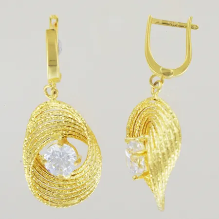 Ett par örhängen med sten i set, längd 4 cm, bredd 1,7 cm, 14K Vikt: 5,5 g