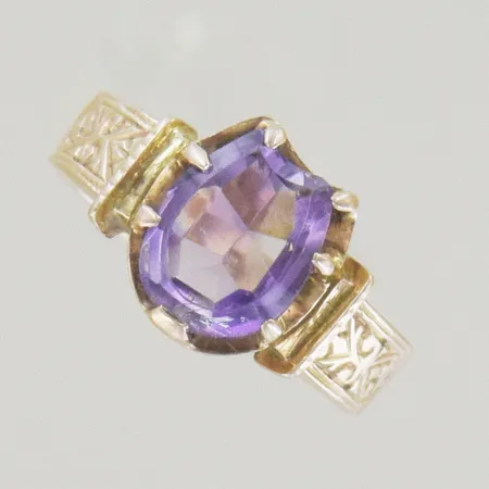 Ring med sten, Ø 17 mm, ojämn skena, 18K Vikt: 2,9 g