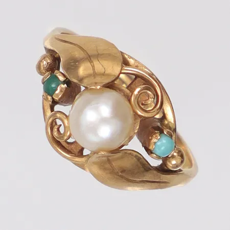 Ring med odlad pärla och två gröna stenar, stl 16¼, bredd 2-10mm, Matsilver AB, Märsta 1952, smärre ojämnhet i formen, 18K Vikt: 3 g
