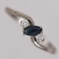 Ring med navetteslipad safir samt diamanter ca 2x0,02ct, stl: 17½, svensk importstämpel, 18K Vikt: 1,2 g