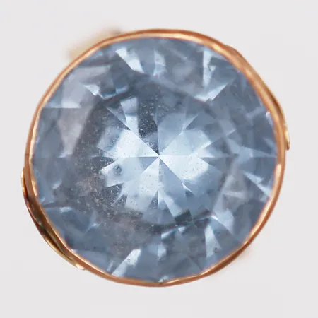 Ring med syntetisk spinell, stl  16¼, bredd 5-17mm, finska stämplar, ojämnheter, sten med flertalet mindre nagg, 14K guld. Vikt: 5,4 g