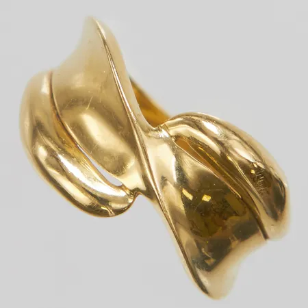 Ring, Ø16, bredd:2,5-10mm, GHA, 18K. Vikt: 2,7 g