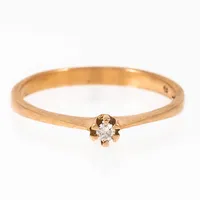 Ring i 18K guld med en diamant 0,04ct. Den är 2,3 - 3,4 mm bred, är i storlek 18½ och väger 2,1g. Stjärnringens stjärna, 18K & svensk importstämpel. Stenstorleken ingraverad.