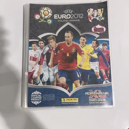 Album med fotbollskort, Panini, Euro 2012, ca 90 kort, korten är något kantstötta i varierande grad Vikt: 0 g Skickas med postpaket.