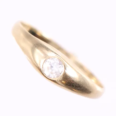 Ring med vit sten, stl 17¾ , bredd 2-5mm, 14K   Vikt: 1,4 g