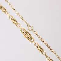 Collier, doserad, längd 46cm, bredd 3,3-7,3mm, skev, bucklig, 18K.  Vikt: 6,7 g