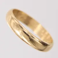 Ring, slät, stl: 19¼, bredd 4,2mm, gravyr, 18K.  Vikt: 4,1 g