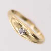 Ring med 8/8-slipad diamant 1 x 0,0075ct, stl: 19¼, bredd 2-5,4mm, skev, 18K.  Vikt: 1,4 g