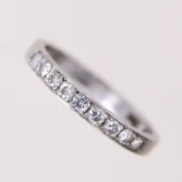 Ring med briljantslipade diamanter tot 0,30ctv enligt gravyr, stl: 16½, bredd 2,4mm, vitguld 18K.  Vikt: 2,4 g