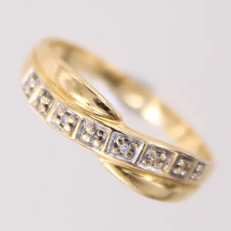 Ring med 8/8-slipade diamanter 8 x 0,0025ct, stl: 16½, bredd 1,8-4,9mm, GHA, 18K.  Vikt: 2,4 g