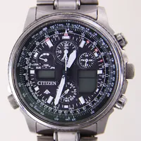 Herrur Citizen, titanium, digital/quartz, Ø45mm, ref-nr: U680-S075271, serie-nr: 331020014, safirglas, batteribyte krävs, repor och nagg på boett och länk, inga tillbehör.  Vikt: 0 g