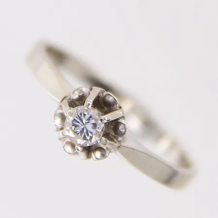 Ring med diamant ca 0,15ct, stl 16½, bredd 2mm, vitguld, 18K  Vikt: 2 g