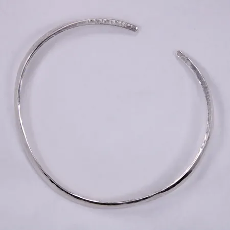 Stelt collier,Olov Barve, år 1994, hamrad dekor, inner Ø ca 13,2cm, bredd: ca 4-10mm, 925/1000, silver Vikt: 86,9 g