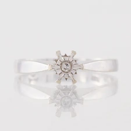 Ring vitguld med diamant ca 0,03ct, storlek 16 ½ mm, bredd 2.1-5.7 mm, 18k. Vikt: 2,4 g