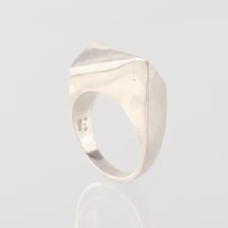 Ring, Guldfynd, stl 17¾mm, bredd 3,4-7,1mm, silver 925/1000 Vikt: 11,3 g