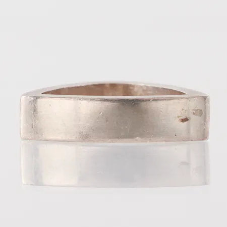 Ring trekantig , design Pia Rauff Denmark, stl ca 17mm, bredd 6,9mm, silver 925/1000 Vikt: 15,8 g