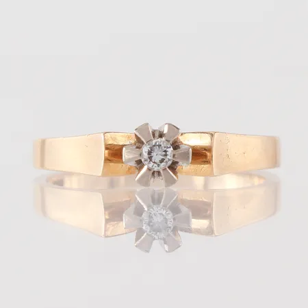 Ring med diamant 0,05ct enligt inskription, Trege Guldsmedsaktiebolaget Göteborg 1977, stl 17½mm, bredd  skena 1,95mm, 18k rött guld med vitguldsinfattning runt diamanten Vikt: 3,9 g