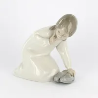 Figurin, Lladro ,flicka med tofflor 13,5cm, A-28 0, Spain Vikt: 0 g Skickas med paket.