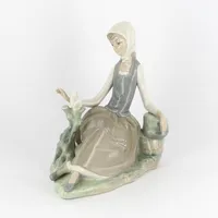 Figurin, Lladro ,sittande flicka med duva, 16,5cm, nr 82, Spain Vikt: 0 g Skickas med paket.