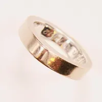 Ring, Ø15¼, bredd:4mm, vitguld, gravyr, Rolf Guldsmed AB, 18K 7,5g.