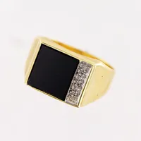 Klackring, onyx, diamanter 3 x ca 0,005ct, stl 18¼, bredd 3,5-10,5mm, 18K. Vikt: 4,9 g