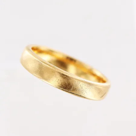 Ring, slät, stl 17¾, bredd 4mm, 18K.  Vikt: 5,2 g