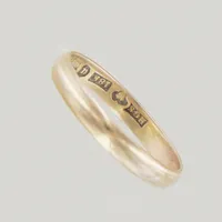 Ring, Ø 19 mm, bredd 3 mm, graverad, 18K Vikt: 2,5 g