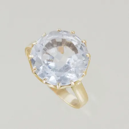 Ring med vit sten, Ø 17 mm, bredd 13 mm, 18K Vikt: 4,2 g