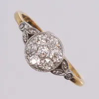 Ring i Art Deco-stil med diamanter 6xca0,005-0,01 samt 7xca0,03-0,05ct, gammalslipade stl 17, bredd 1-7mm, troligen 1930/40-tal, 18K Vikt: 2 g