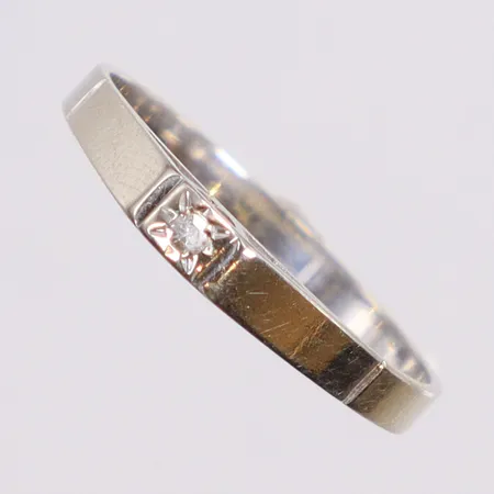 Ring i vitguld med diamant 1xca0,02ct stl 18½, bredd 2mm, 18K Vikt: 1,8 g