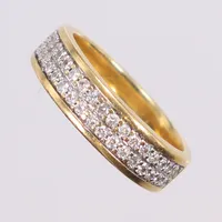 Ring med diamanter 34xca0,015ct (totalt 0,50ct enl gravyr), stl 18¼ bredd 5mm, GHA 18K Vikt: 7,5 g