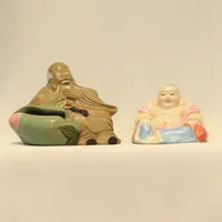 2 st Figuriner, Buddha samt Shou Lao, troligen i form av penseltvätt, troligen modern tillverkning, lergods, höjd 6,5cm och 8,5cm  Skickas med postpaket.