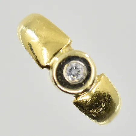 Ring med diamant 0,05ct, stl 16, bredd 3-6 mm, 18K. Vikt: 4,7 g