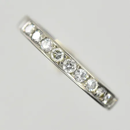 Ring med diamanter 0,30ctv, stl 17½, bredd 3 mm, vitguld, 18K. Vikt: 4 g