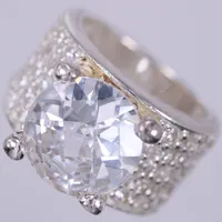 Ring med vita stenar, stl: 15¾, bredd: ca 9-11mm, 925/1000, silver  Vikt: 11,7 g