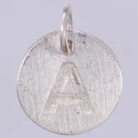 Hänge med bokstaven A, längd: ca 1,4cm, Ø ca 11mm, 925/1000, silver  Vikt: 1 g