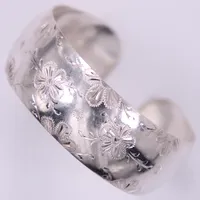 Armring med blommönster, öppen modell, Ø ca 5cm, bredd: ca 19mm, 925/1000, silver  Vikt: 16,4 g