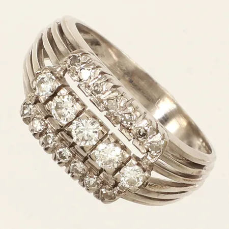 Ring, diamanter 1xca0,10ct 2xca0,08ct 2xca0,05ct 7xca0,01ct, stl 18¾, bredd 4-9,6mm, vitguld, 14K Vikt: 6,8 g