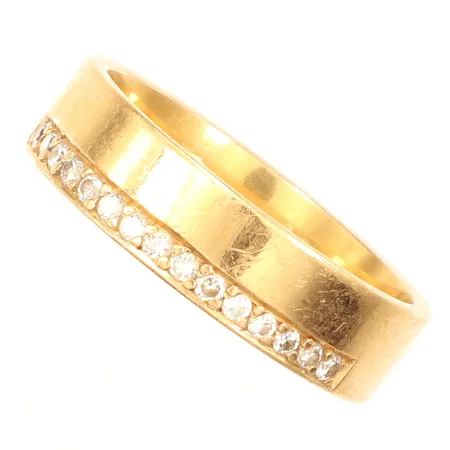 Ring med diamanter 15 x ca 0,01ct, stl 16½, bredd 5mm, gravyr, 18K Vikt: 4,9 g