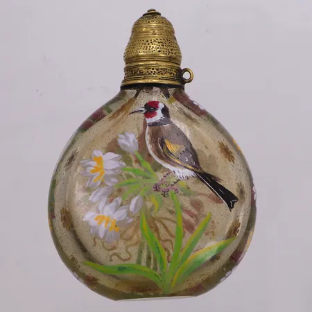 Flakong, höjd 70mm, bredd 50mm, glas med mässingslock, möjligen nedslipad, signerad OB, troligen Osvaldo Brussa, Venedig, Italien, 1700-talets första hälft, handmålad polykrom dekor av steglits och blombukett, repor Vikt: 0 g