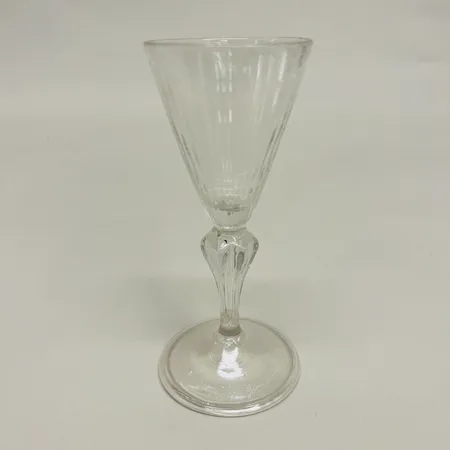 Glas på fot, räfflad kupa, fot med omvikt kant, 1700-tal, glassjukt, höjd 13cm Vikt: 0 g