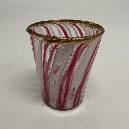 Miniatyrglas, höjd 45mm, Ø40mm, Venedig ca år 1800, latticinoteknik i vitt och rosa, påklippt kant med gulddekor, originalask, slitage   Vikt: 0 g