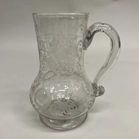 Kanna, Centraleuropa 1700/1800-tal, graverad dekor, glas, höjd ca 16cm Vikt: 0 g