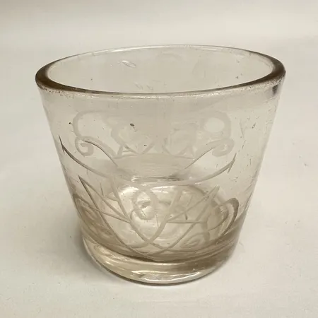 Glas med kung Fredrik IV av Danmarks monogram, sannolikt Skånska Glasbruket, höjd ca 65mm  Vikt: 0 g