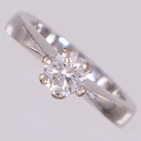 Ring med briljantslipad diamant ca 0,70ct, ca TCr(I)/VS, stl 16½, bredd 3,9-2,0mm, JEG Saye Stockholm, vitguld, 18K  Vikt: 7,7 g